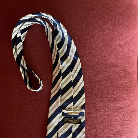 Donald Trump Striped Tie - Picture 2 of 2